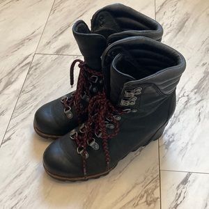Sorel Winter Boots Joan of Arc Wedge red lace black